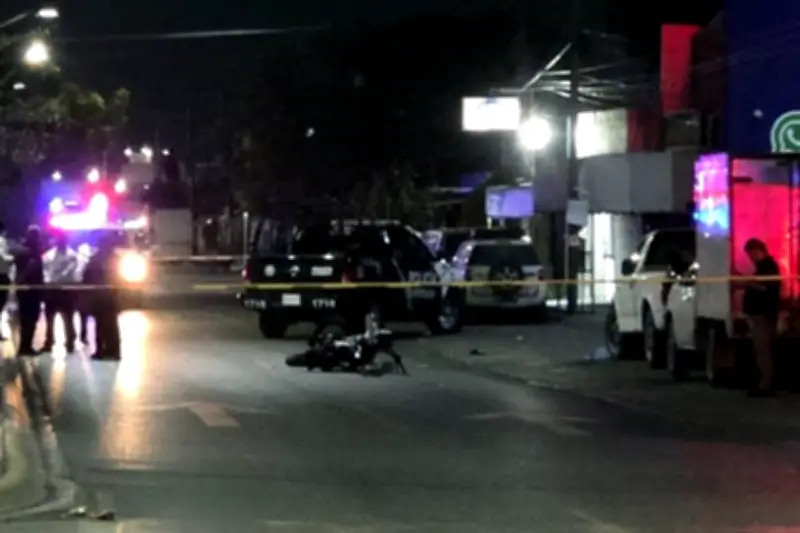 Choca patrulla a moto y muere adolescente en Nuevo León