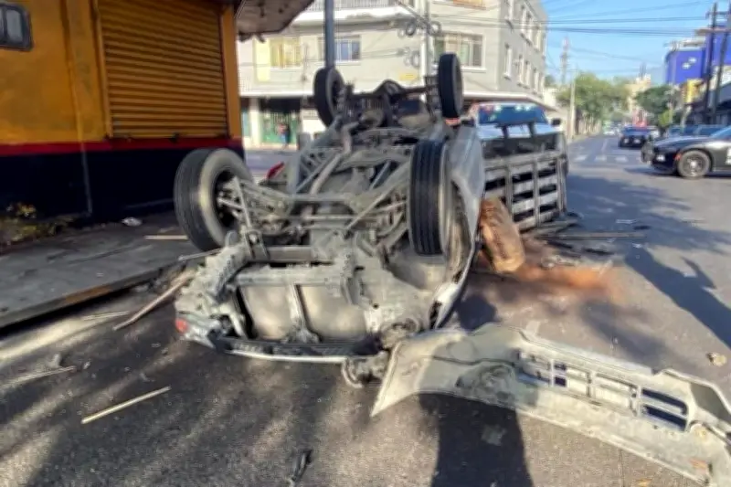 Chocan y vuelcan en el centro de la ciudad: 2 heridos