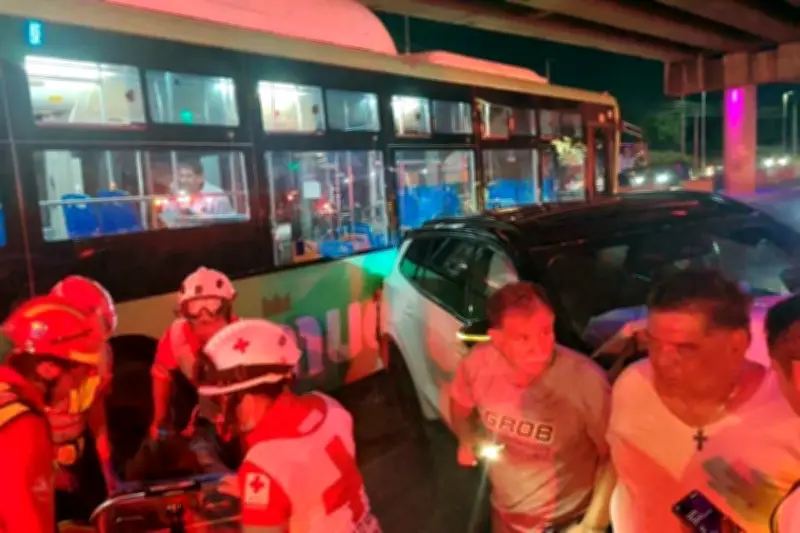 Choque con Ecovía deja 5 lesionados en Monterrey