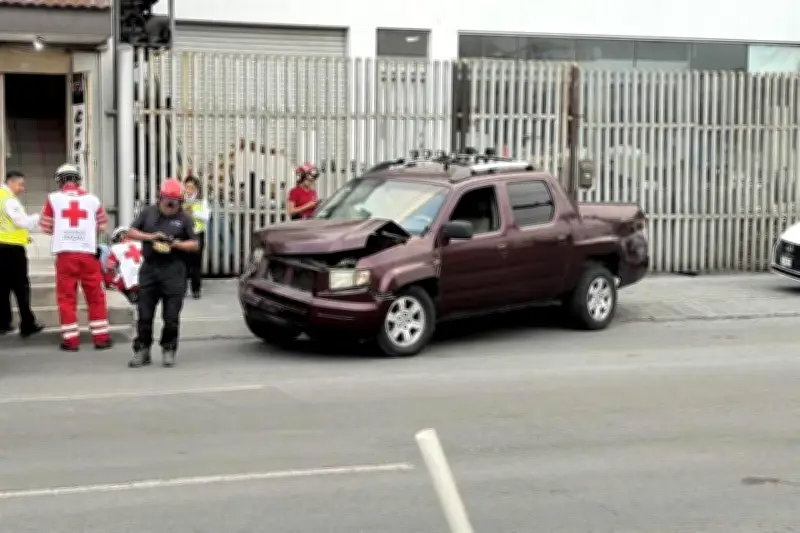 Choque de camionetas deja dos lesionados en Monterrey