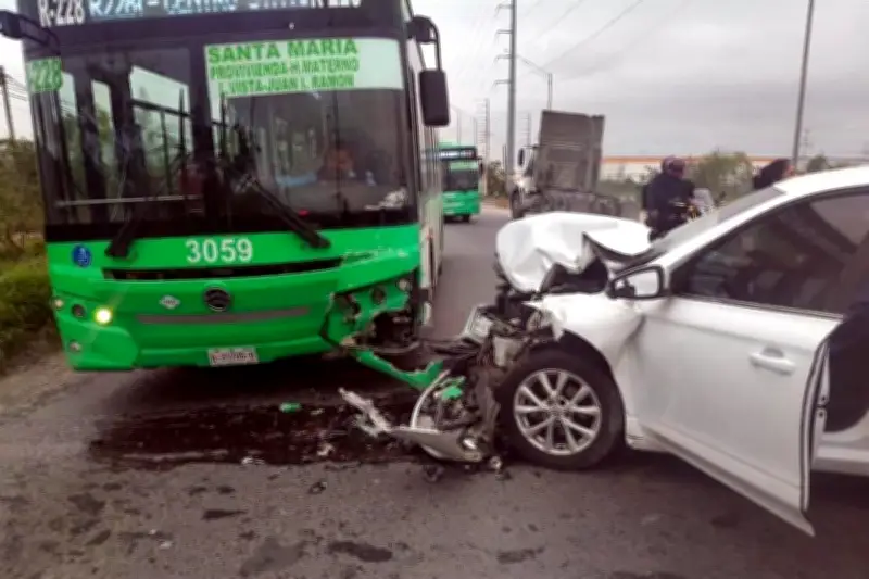 Choque entre camión y camioneta deja 4 lesionadas en NL