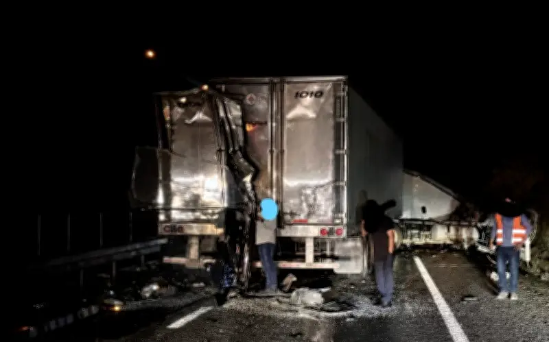 Choque entre camiones de carga y autobús en Tequila deja 3 heridos