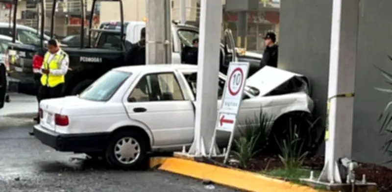 Choque fatal en Monterrey: padres mueren al impactar contra gasolinera