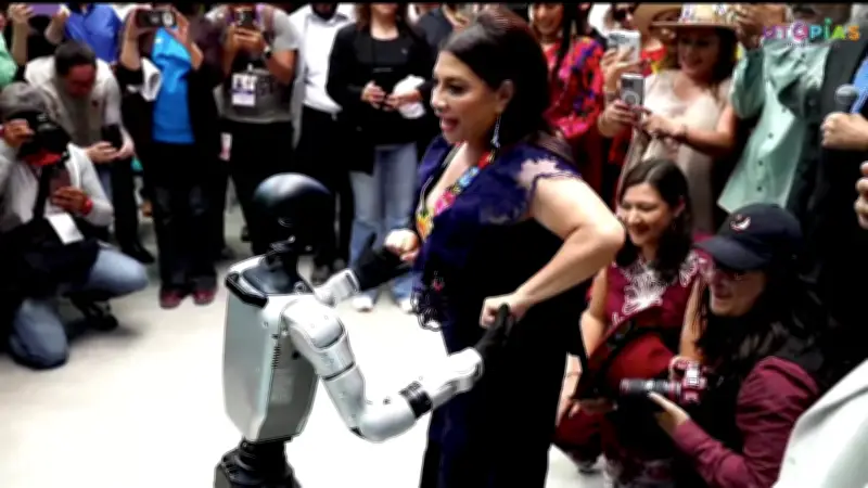 Clara Brugada baila con robot en inauguración de Utopía Ceylán en Azcapotzalco