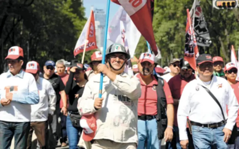 CNTE marcha al Zócalo y amenaza con paro nacional educativo