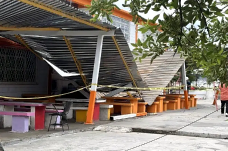 Colapsa techo de escuela en Juárez que habría sido reparado