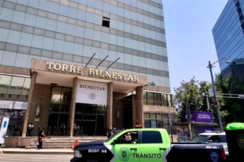Conato de incendio en Torre del Bienestar moviliza a bomberos