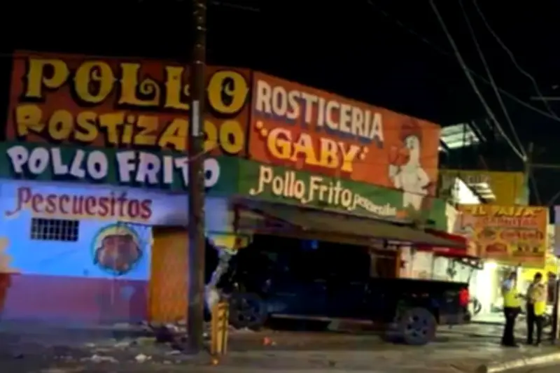 Conductor dormido choca contra restaurante de pollos en Monterrey