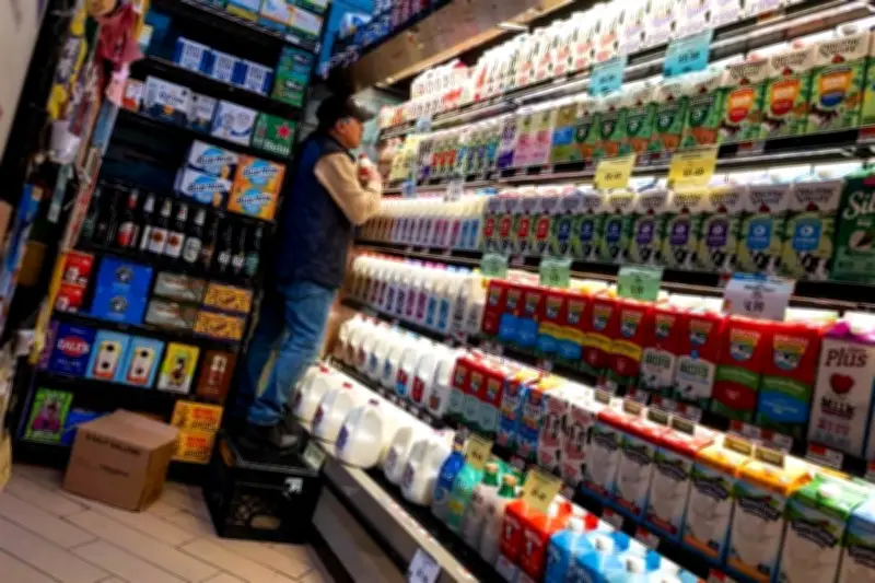 Confianza del consumidor en EU cae a mínimo en mayo