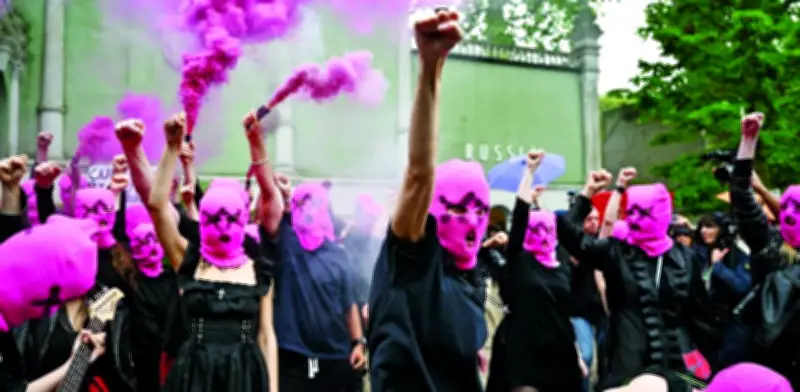 Crisis en Bienal de Venecia por regreso de Rusio; protestas y dimisiones
