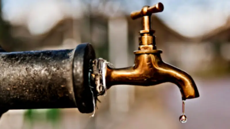 Crisis hídrica en Torreón: madre baña a su hija en despachador de agua