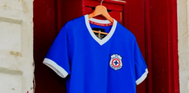 Cruz Azul lanza colección retro para la final contra Pumas