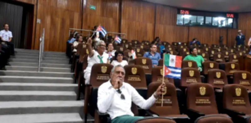Cubanos increpan a diputada priista en Congreso de Veracruz