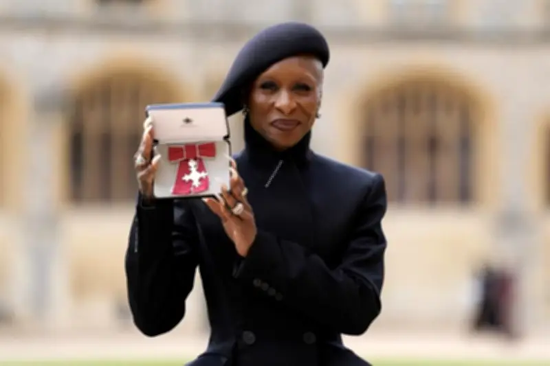 Cynthia Erivo recibe honor del Imperio Británico en Windsor