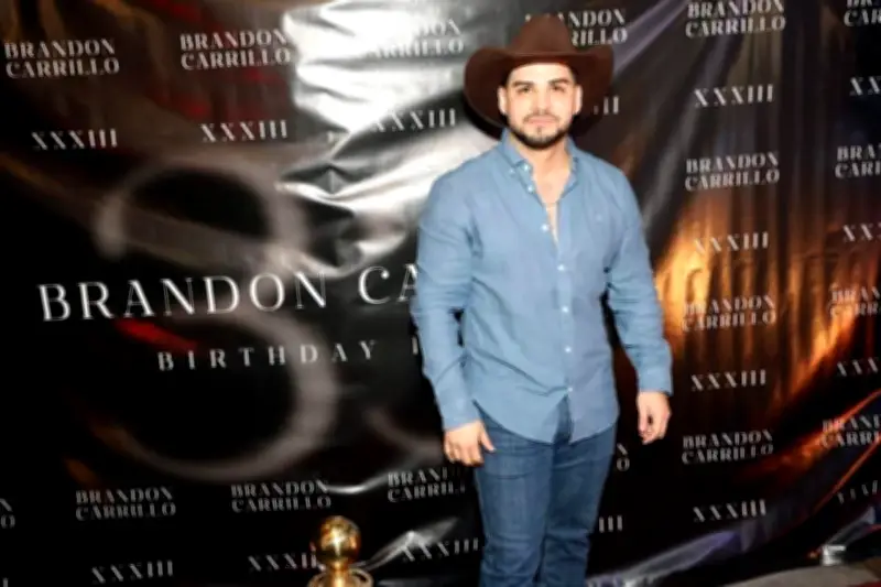 De fiesta con Brandon: celebración en la playa