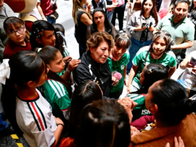 Delfina Gómez entrega kits a estudiantes para el Mundialito Escolar 2026