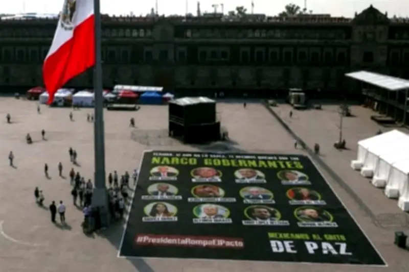 Despliegan otra vez manta contra narcopolíticos en Zócalo