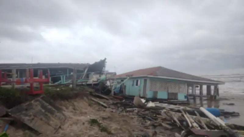 Desplome en playa Bagdad: 15 con crisis nerviosa y un herido