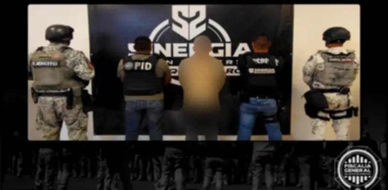 Detienen a adolescente por ataque en pelea de gallos ilegal en Querétaro