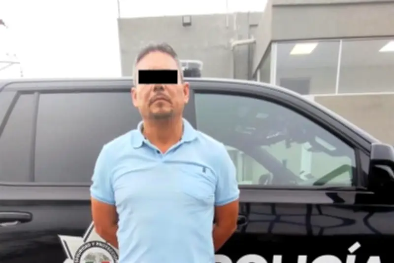 Detienen a hombre armado en estacionamiento de banco en CDMX
