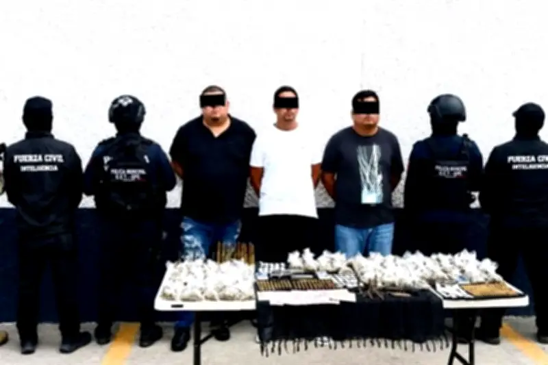 Detienen a tres con armas y drogas en operativo