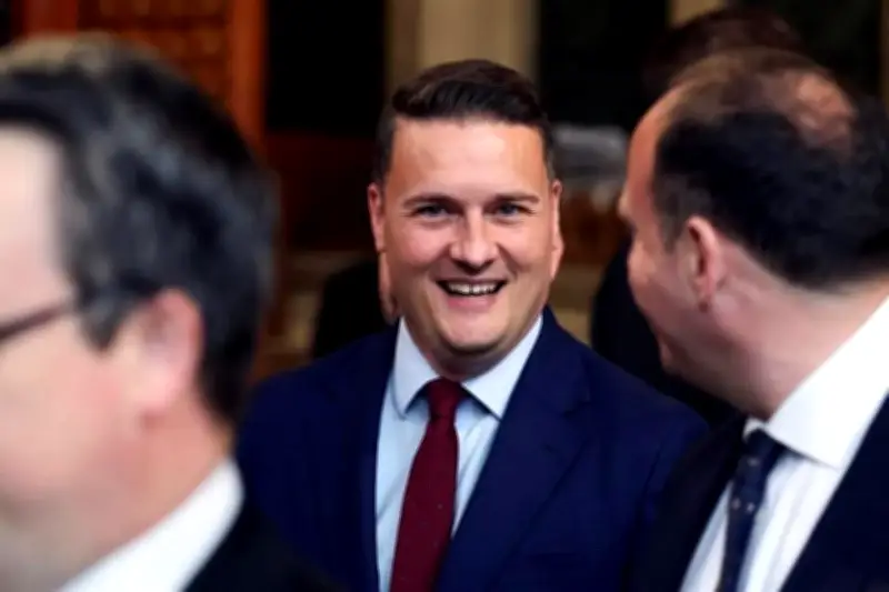 Dimite ministro de Salud rival de Starmer en Reino Unido