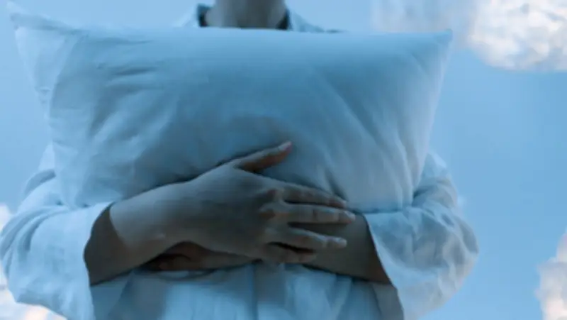 Dormir abrazado a la almohada: significado y beneficios
