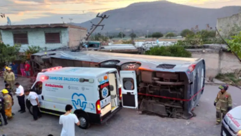 Dos accidentes en Jalisco dejan un muerto y más de 40 heridos
