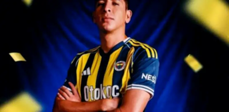 Edson Álvarez responde con gestos a pitidos en su regreso con Fenerbahce