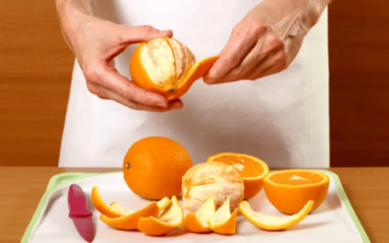 El riesgo oculto de pelar naranja con la mano: dermatitis y manchas