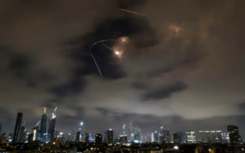 Emiratos intercepta misiles y drones iraníes; tres heridos