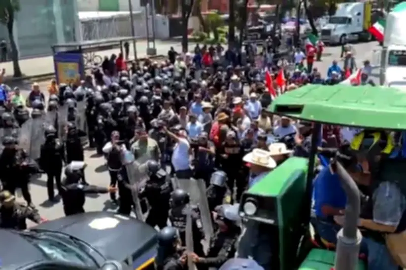 Encapsulan policías a campesinos; piden diálogo a Segob