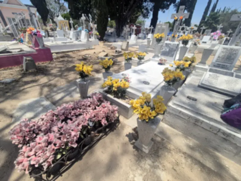Entre flores y recuerdos: tapatíos honran a sus madres en el Panteón de Mezquitán