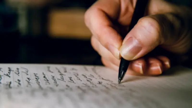 Escribir a mano fortalece memoria y cerebro, según UNAM