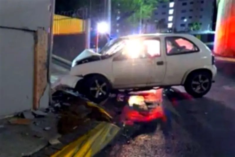 Estrellan auto contra barda y escapan en la CDMX