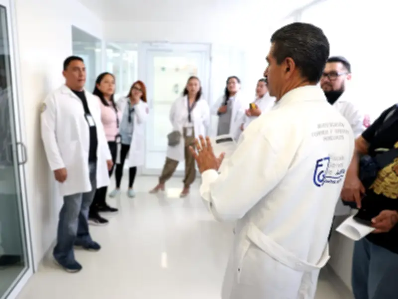 Estudiantes de medicina forense recorren laboratorios de la FGJCDMX