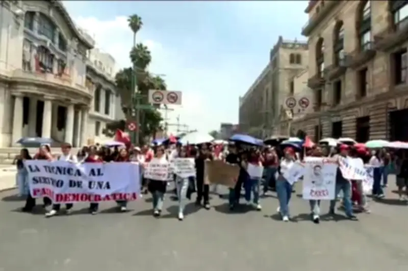 Estudiantes del IPN bloquean Eje Central en protesta