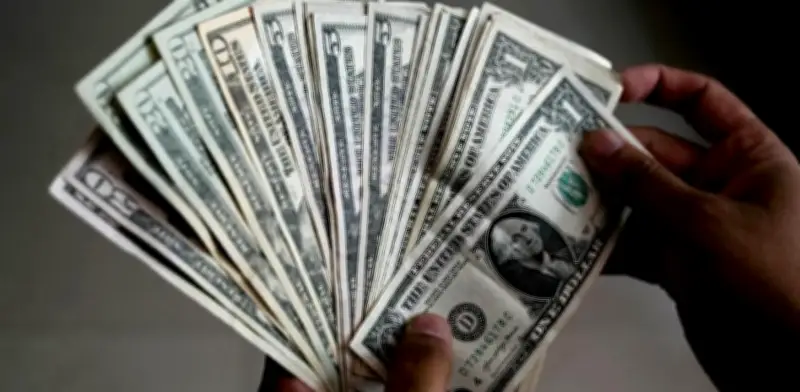EU usa lavado de dinero para frenar remesas y congelar cuentas de migrantes