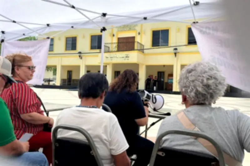 Exempleados de Juárez montan plantón por falta de pago