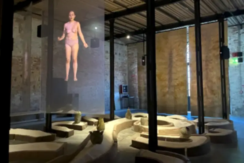 Exposición 'Llama Rojonegro' en Venecia invita a conectar con lo otro