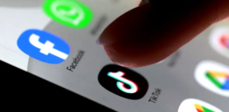 Familias italianas demandan a Meta y TikTok por acceso de menores