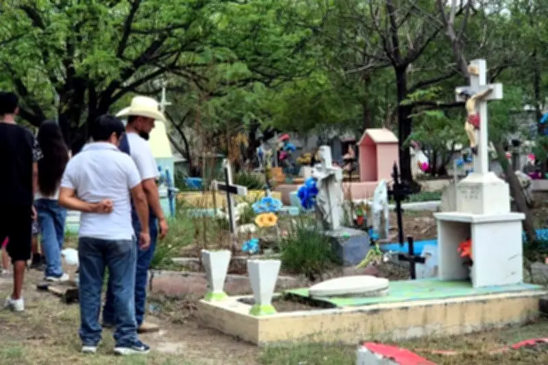 Familias llenan panteones en CDMX por Día de las Madres