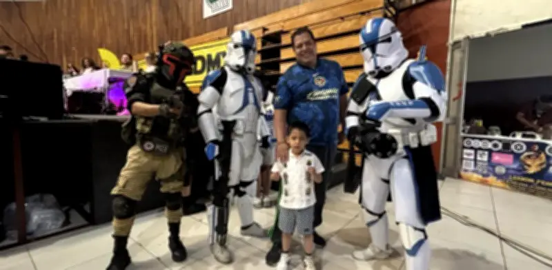 Fans adelantan el Día de Star Wars con épico desfile en CDMX