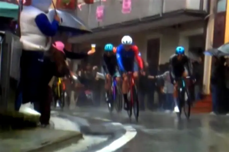 Fanático ofrece cerveza a ciclistas durante el Giro de Italia