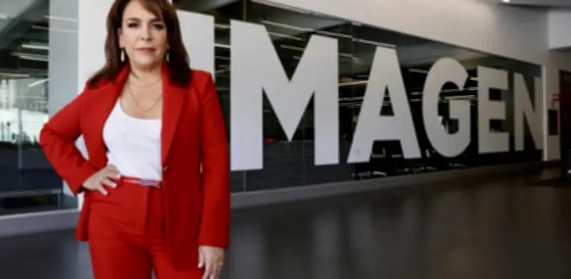 Fernanda Familiar celebra 26 años de '¡Qué tal Fernanda!' en Imagen Radio
