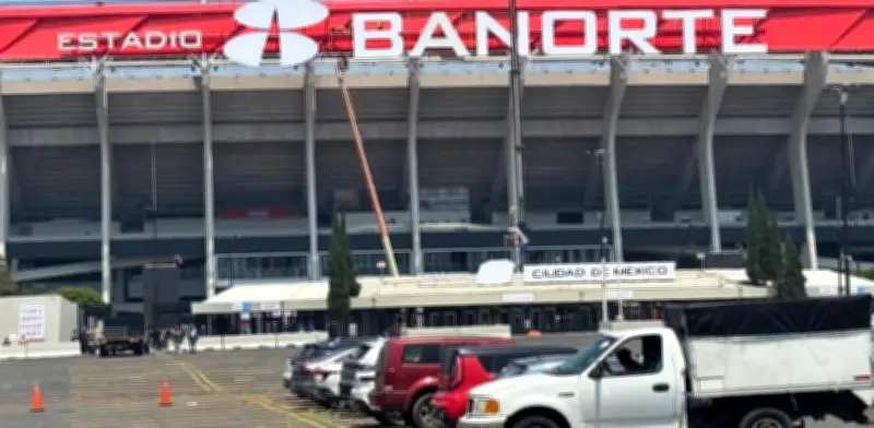 FIFA coloca primer letrero de Estadio Ciudad de México en el Banorte