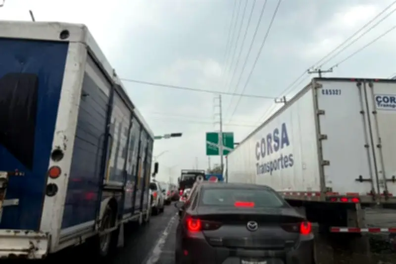 Filas de 4 km en Monterrey por semáforos sin luz