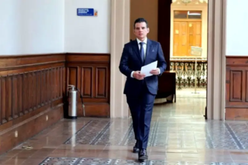 Flores critica renuncia de morenistas, pero no la de Herrera