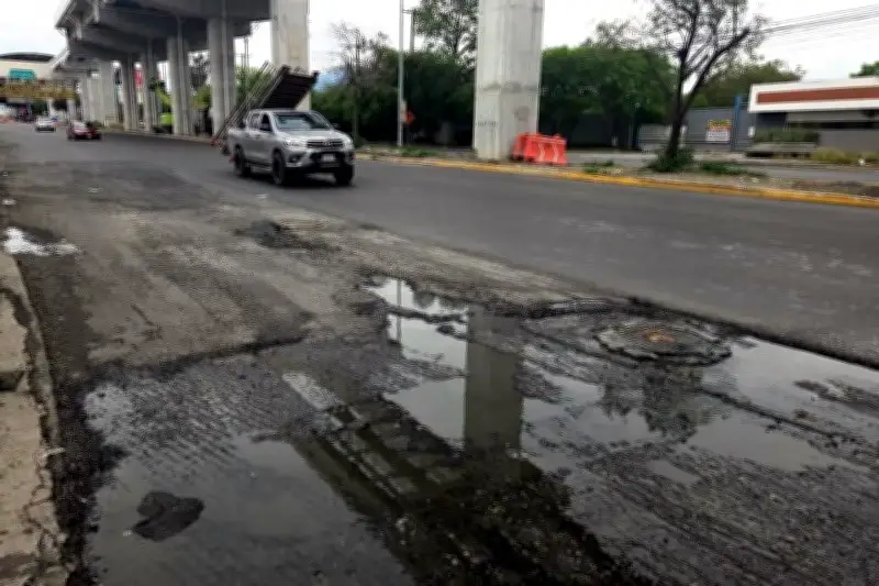 Fuga de agua retrasa repavimentación en Miguel Alemán