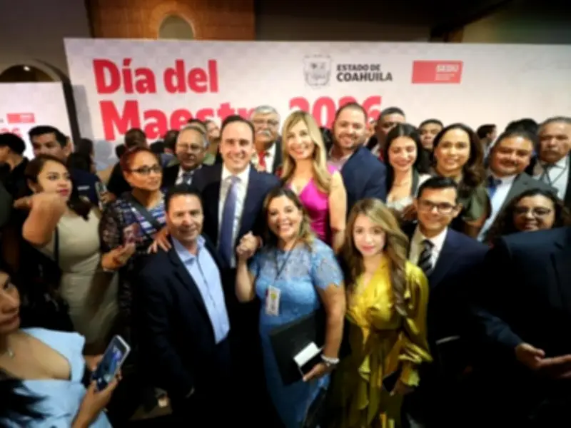 Gobernador de Coahuila reconoce a maestros con más de 300 preseas en Día del Maestro